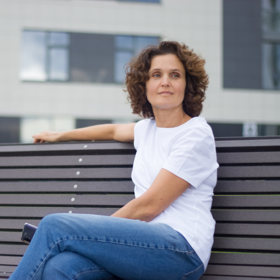 femme assise sur un banc avis client 