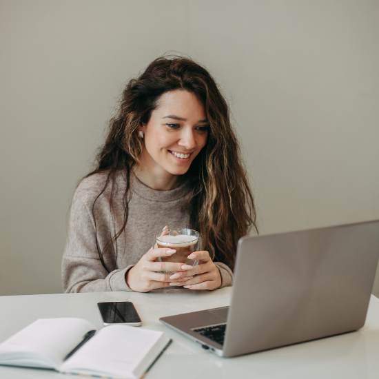 Femme devant un ordi qui dépose un avis client sur J'optimise